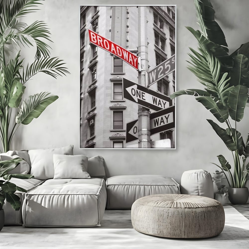 Tablou canvas cu tablou canvas cu indicatorul broadway, in rama de aluminiu argintiu, pe perete intr-un living